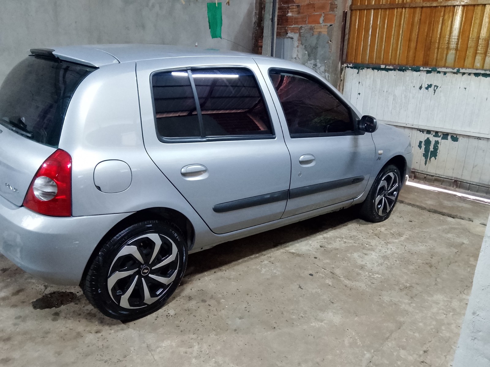 Renault Clio prata após lavagem detalhada