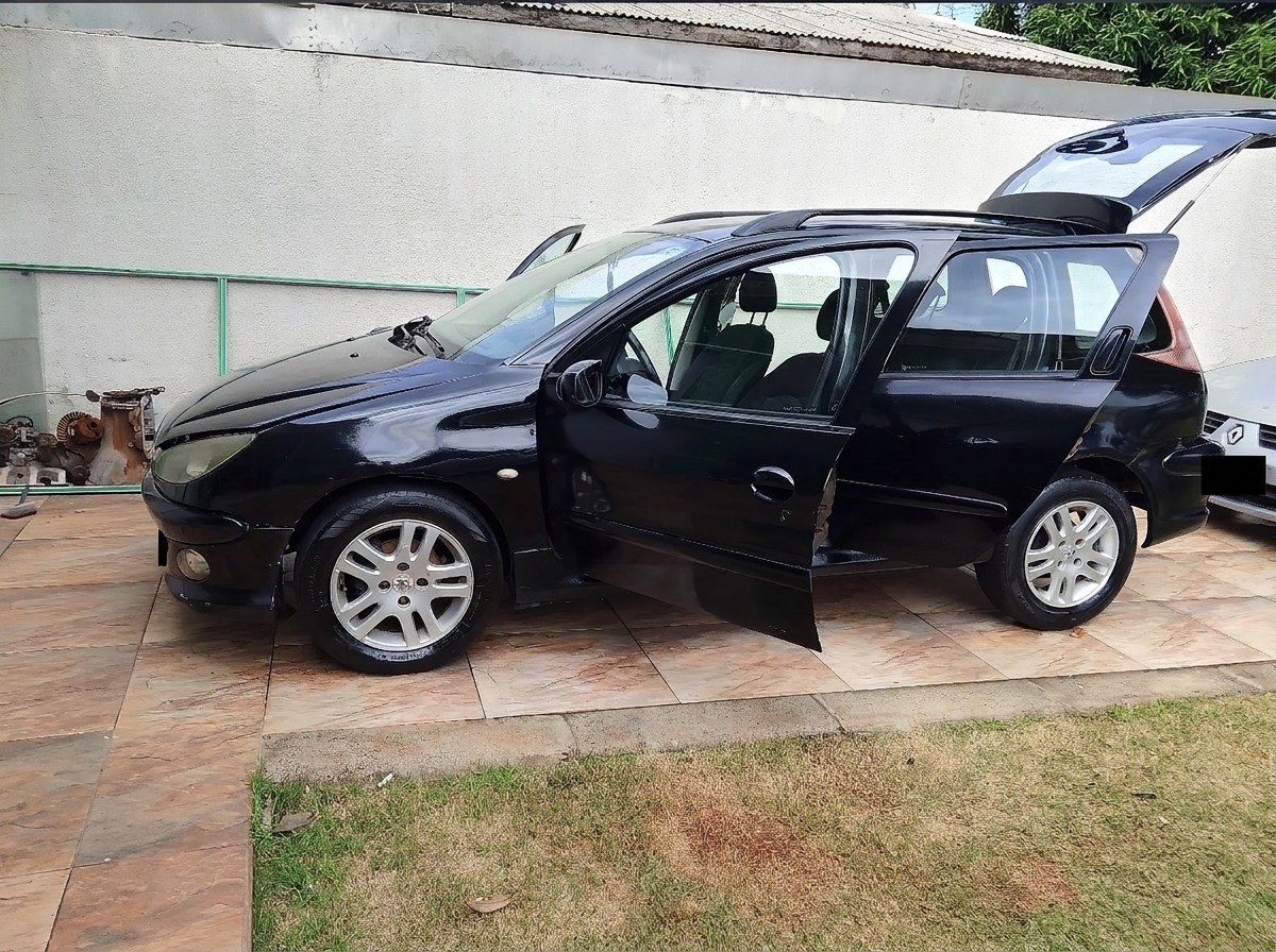 Peugeot 206 SW preto higienizado