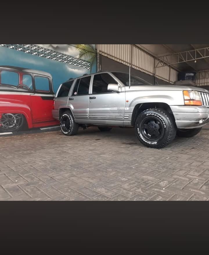 Jeep Grand Cherokee prata finalizado no estúdio FS