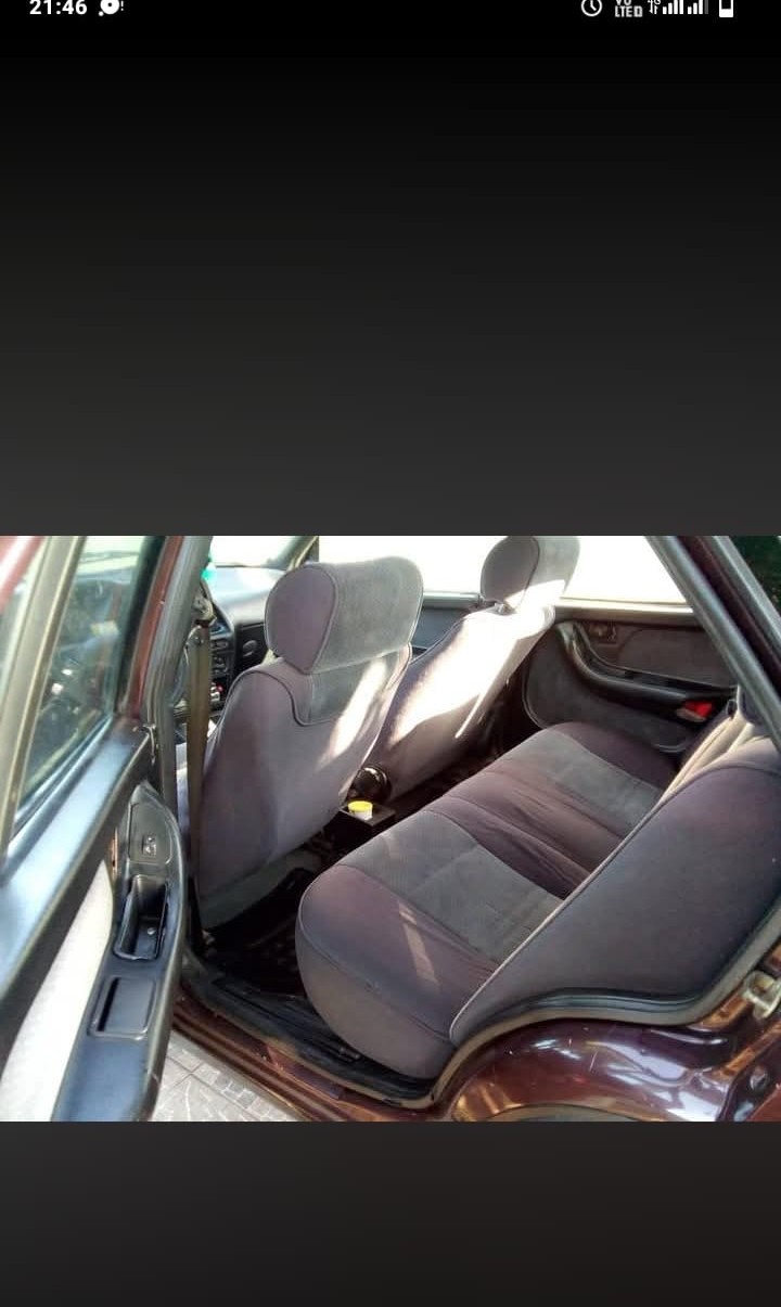 Interior de Fiat Tempra bordô higienizado